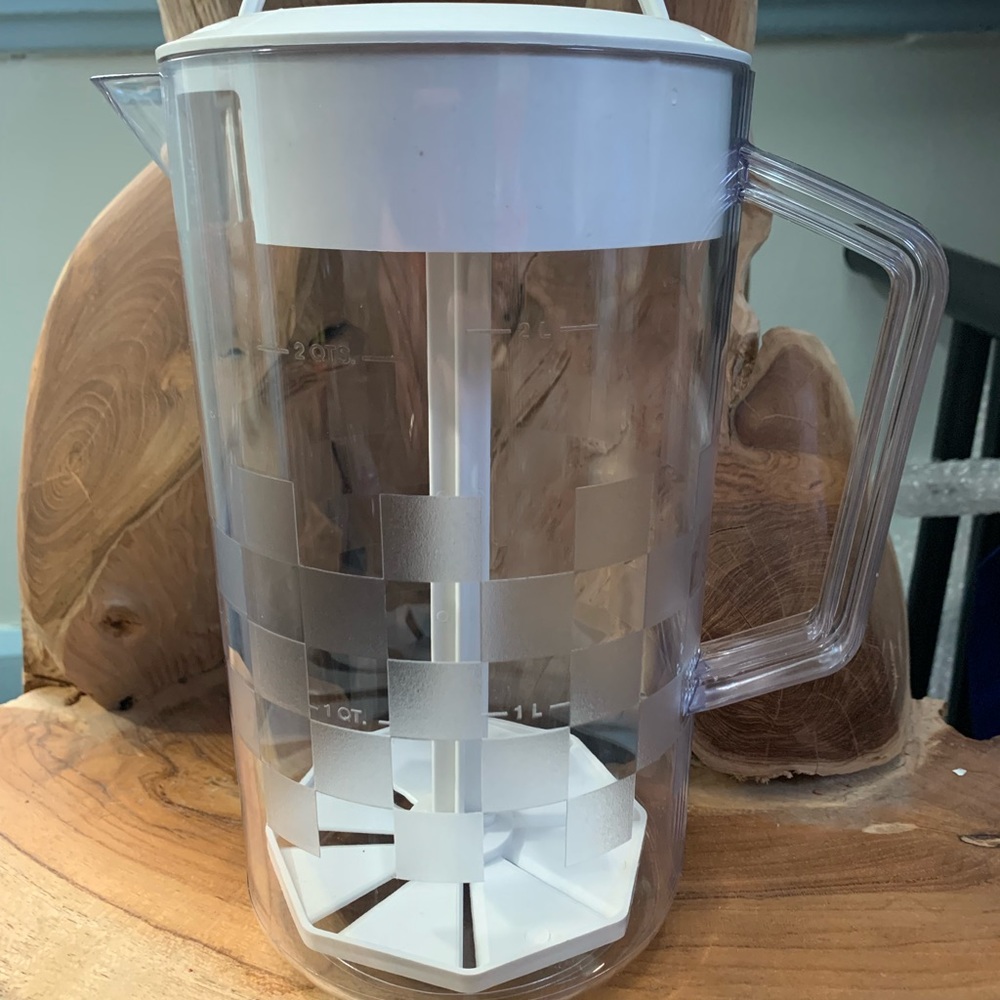 Pampered Chef 2 Quart Quick-Stir Pitcher Retired Checkered